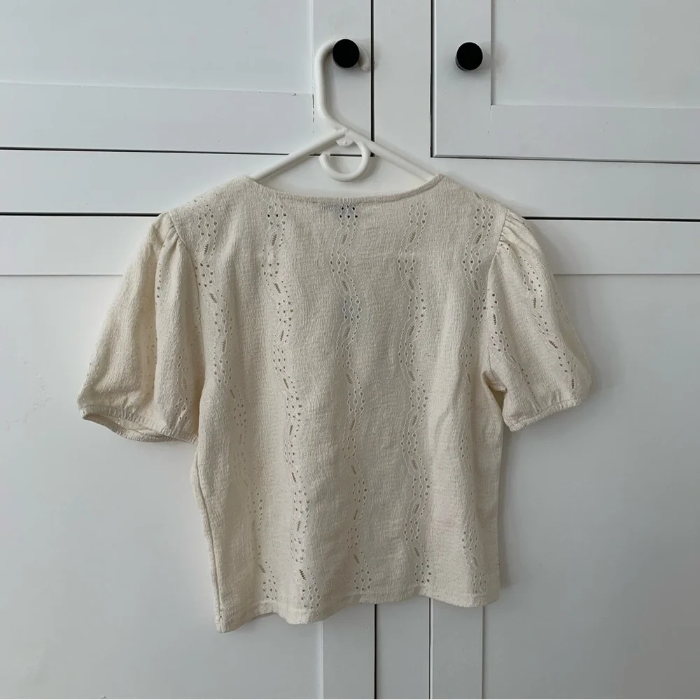 Zara Cream Eyelet Puff Sleeve Crop Shirt Size Medium